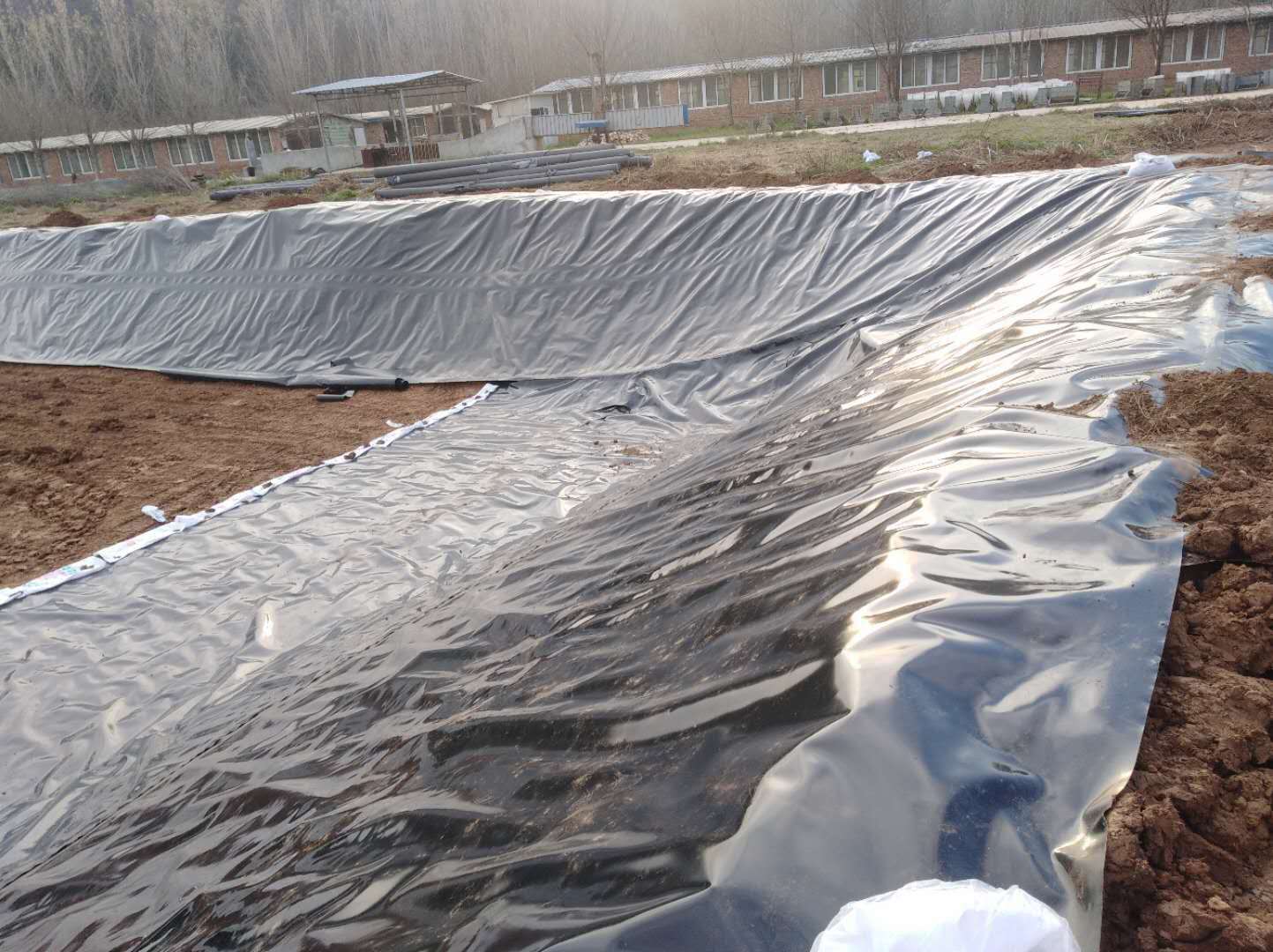 土工膜養殖如何設置防逃設施?