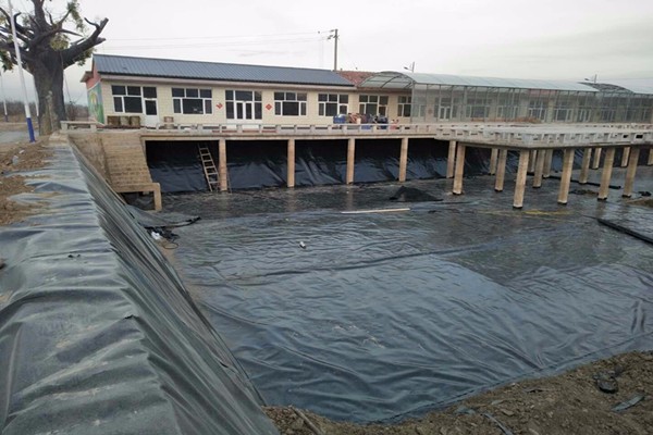 重型壓路機振動碾壓保護(hù)土工膜不被破壞的要點