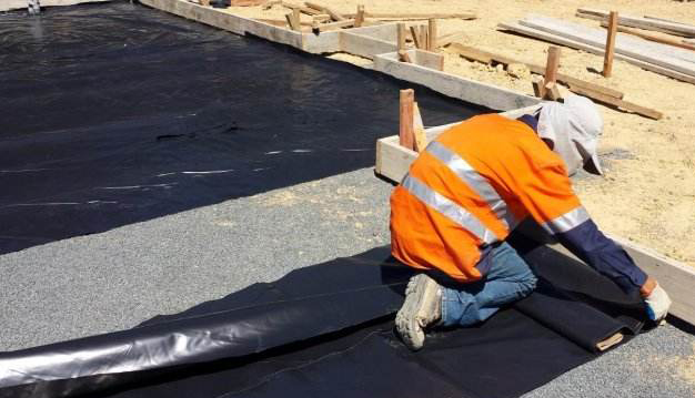 如何用復(fù)合土工膜替代傳統(tǒng)粘土心墻？